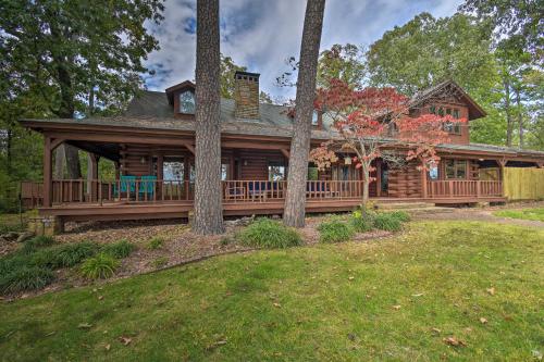 Hot Tub, Grill Hilltop Log Cabin in Hot Springs!
