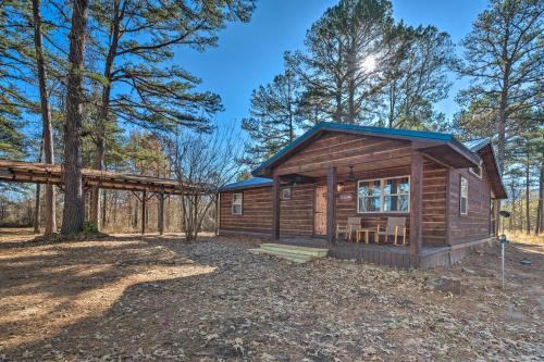 B&B Big Cedar - Updated Cabin with Fire Pit 2 Mi to UTV and Hike - Bed and Breakfast Big Cedar