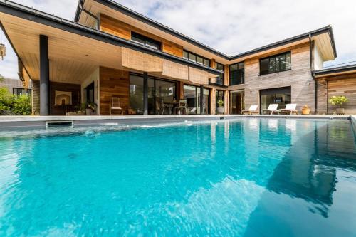 FREEDOM KEYWEEK villa with heated swimming pool & garden close to beaches