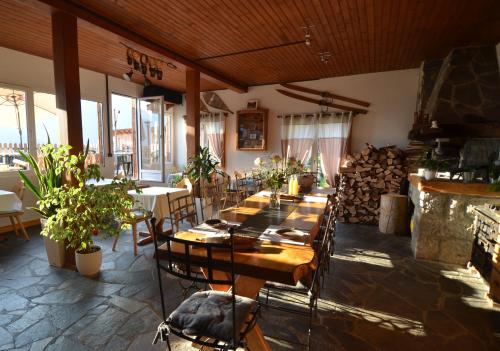 Restaurant, Les chambres et Roulottes des Noisetiers in Leysin