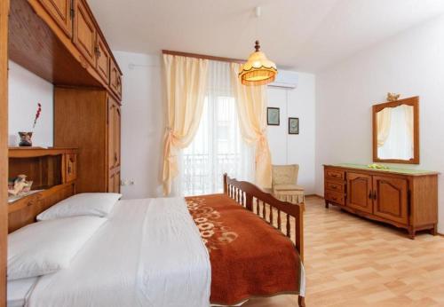 Apartment Knez 1 - 50m from beach - image 4