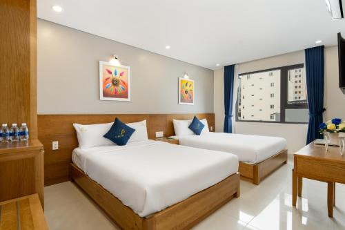 Quadruple Room with Sea View image 9