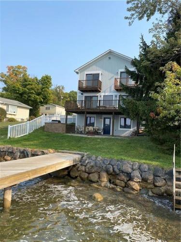 Gorgeous Lake Front House with Dock, 9 Bedroom & 4 Bathrooms - Accommodation - Rushville