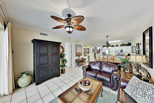 Gulf-Front Condo with Hot Tub Sauna & 2 Pools condo - image 3