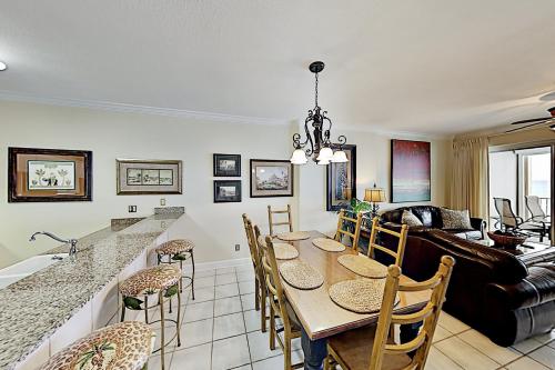 Gulf-Front Condo with Hot Tub Sauna & 2 Pools condo - image 5