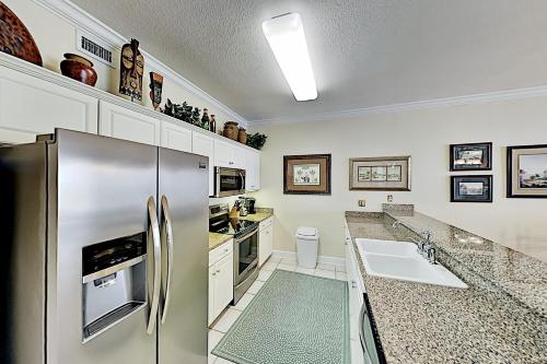 Gulf-Front Condo with Hot Tub Sauna & 2 Pools condo - image 7
