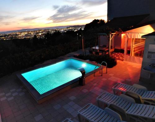 Villa Valenta-Klis Near Split, Heated Pool & View