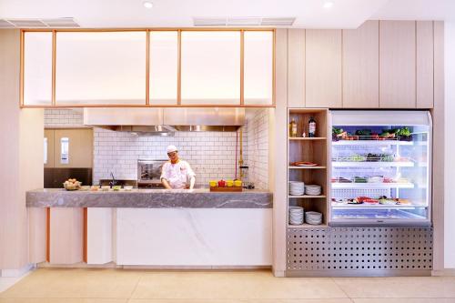 Restaurant, HARRIS Hotel & Conventions Bundaran Satelit Surabaya in Surabaya