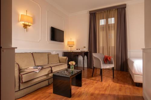 1 queen bed, 1 sofa bed