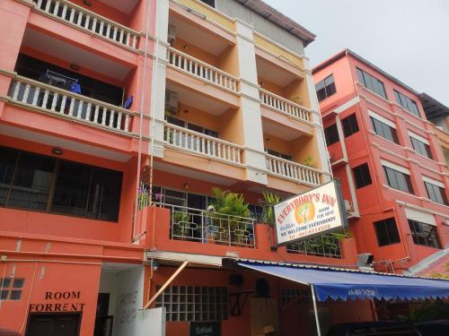Exterior view, Everybody's Inn near Jomtien Beach