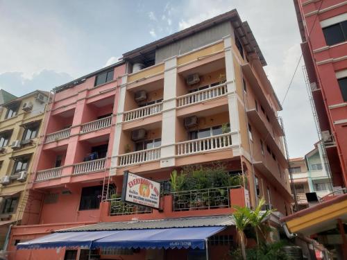 Exterior view, Everybody's Inn near Jomtien Beach