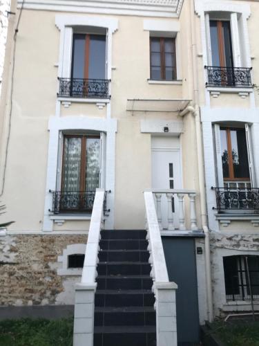 MAISON ENTIERE AVEC GRAND JARDIN gîte à louer Gennevilliers