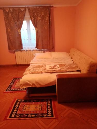 1 queen bed, 1 sofa bed
