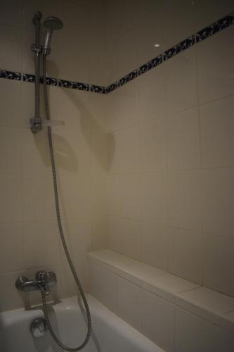 Room with a private Bathroom in EU district