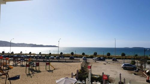 Apartment with 3 bedrooms in Nigran with wonderful sea view furnished terrace and WiFi - image 6