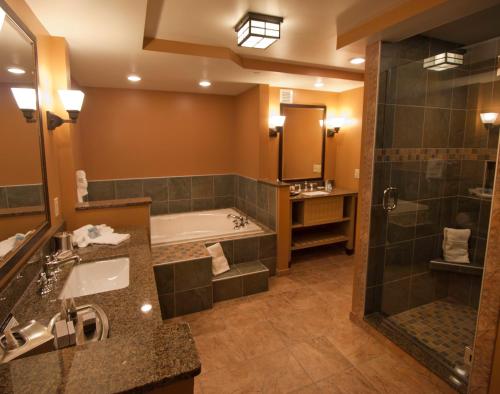 1000 Islands Harbor Hotel - image 5