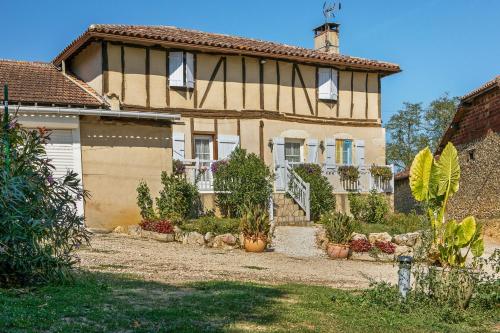 . Villa de 4 chambres avec piscine privee jardin amenage et wifi a Courrensan