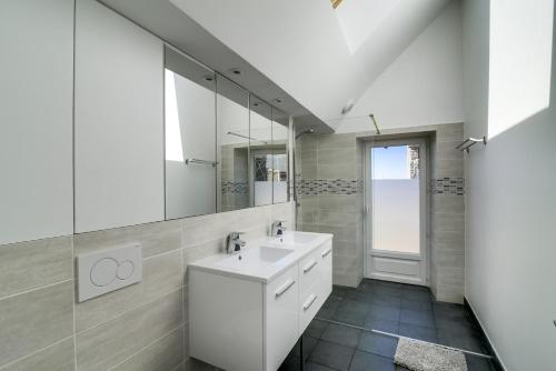 Bathroom, Villa de 6 chambres avec piscine privee terrasse amenagee et wifi a Amponville in Amponville
