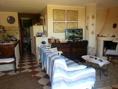 Apartment with 2 bedrooms in Case Peschieralu Fraili with wonderful sea view and enclosed garden 2 km from the beach - image 8