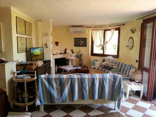 Apartment with 2 bedrooms in Case Peschieralu Fraili with wonderful sea view and enclosed garden 2 km from the beach - image 10