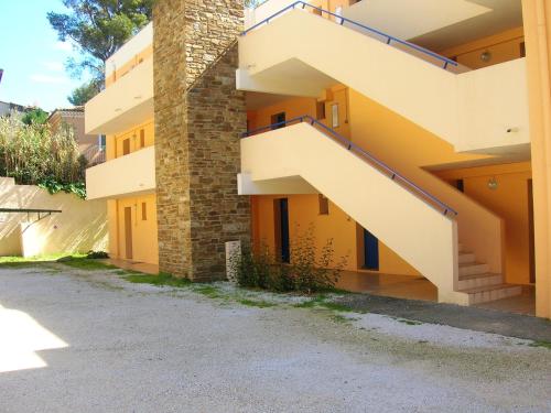 Studio in Bormes les Mimosas with enclosed garden and WiFi 400 m from the beach - image 9