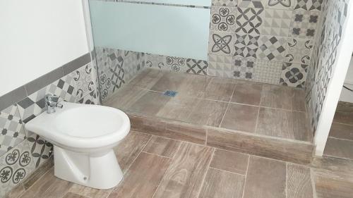 Apartment with one bedroom in Six Fours les Plages with furnished terrace 250 m from the beach - image 4