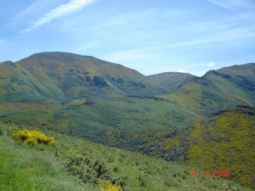 Skats, Spacious Apartment in Odollo, Mountain View, 150 sqm, Fireplace in Villanueva de Valdueza