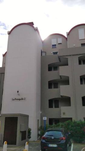 Studio in Gruissan with wonderful city view shared pool and terrace 300 m from the beach - image 2