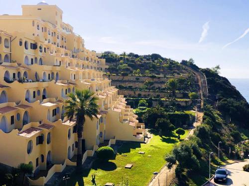 Apartment with one bedroom in Carvoeiro with wonderful sea view and furnished balcony 50 m from the beach - image 6