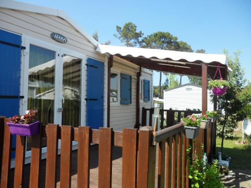 Bungalow with 2 bedrooms in Lit et Mixe with shared pool and furnished terrace 5 km from the beach gîte à louer Lit-et-Mixe