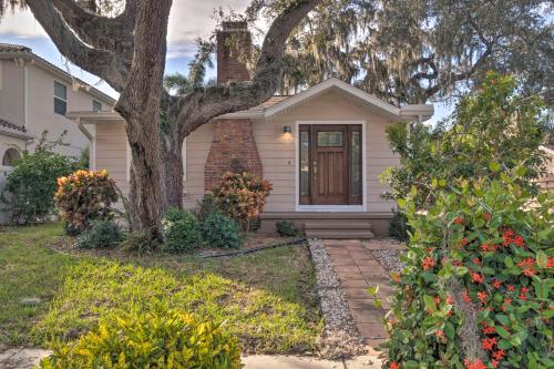 Bright Sarasota Bungalow - 5 Mi to Siesta Beach! - South Sarasota, FL