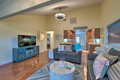 Bright Sarasota Bungalow - 5 Mi to Siesta Beach! in Sarasota, USA