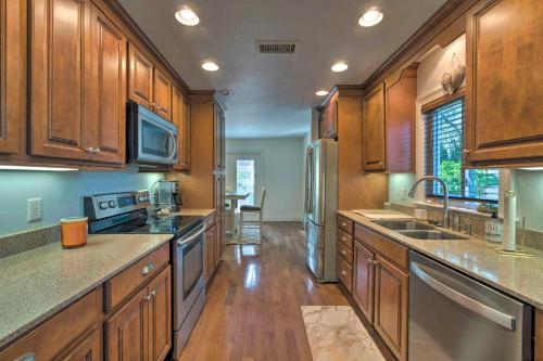 Bright Sarasota Bungalow - 5 Mi to Siesta Beach! in 사라소타 브래든턴 국제공항