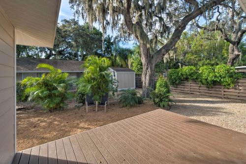 Bright Sarasota Bungalow - 5 Mi to Siesta Beach! in 사라소타 브래든턴 국제공항