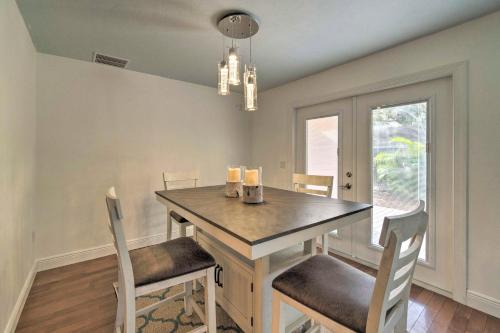 Bright Sarasota Bungalow - 5 Mi to Siesta Beach! in 사라소타 브래든턴 국제공항