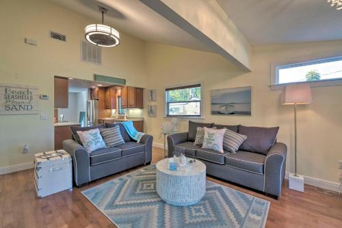 Bright Sarasota Bungalow - 5 Mi to Siesta Beach! in 사라소타 브래든턴 국제공항
