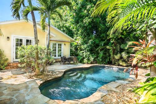 Mango Haus 2bd 2ba Private Pool and Parking