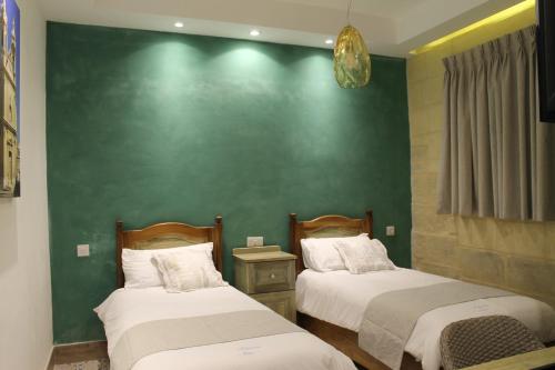 2 twin beds