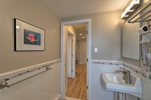 Bright and Airy Apartment with Balcony about 20 Mi to NYC! - image 4