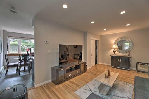 Yonkers Apt with Balcony Walk to Train Station! in Yonkers, USA
