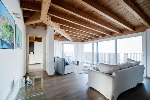 White Attic - by MyHomeInComo in Lipomo