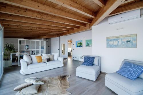 White Attic - by MyHomeInComo in Lipomo