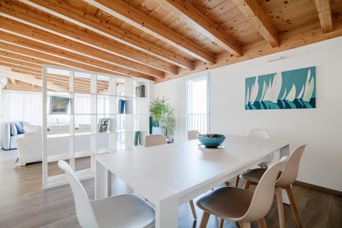 White Attic - by MyHomeInComo in Lipomo