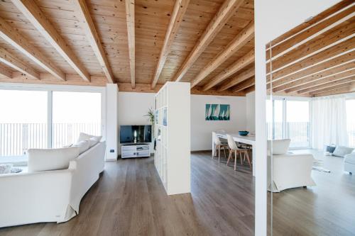 White Attic - by MyHomeInComo in Lipomo