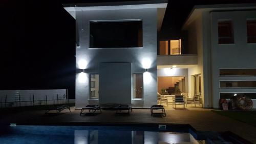 Maximos Luxury Villa with Pool -BREAKBOOKING-CY