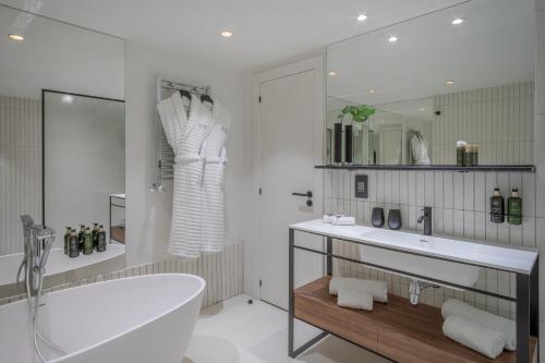 280148577 Melia White House Hotel