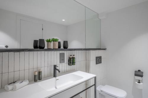 280148592 Melia White House Hotel