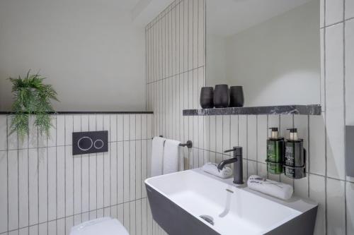 280148629 Melia White House Hotel