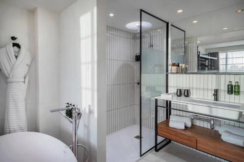 280148634 Melia White House Hotel