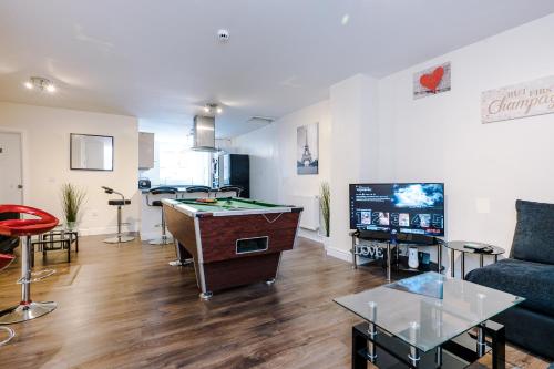 Liverpool City Centre - Spacious Duplex - 6 Bedrooms - Sleeps 14 People